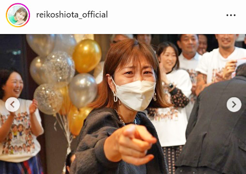 涙する姿を撮られたカメラに指をさす潮田玲子（潮田玲子のインスタグラムより）