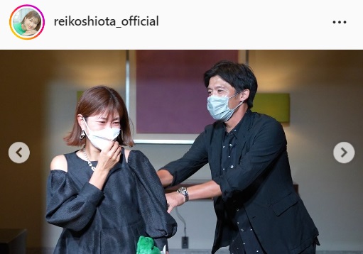 夫増嶋竜也氏からせかされるように会場へ入る潮田玲子（潮田玲子のインスタグラムより）