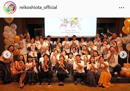 潮田玲子（前列中央）は友人たちと記念撮影に納まる（潮田玲子のインスタグラムより）