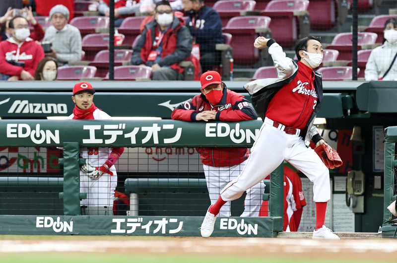 佐々岡真司監督の前でキャッチボールを行う始球式登板予定のアンガールズ田中。左は菊池涼介（2022年3月）