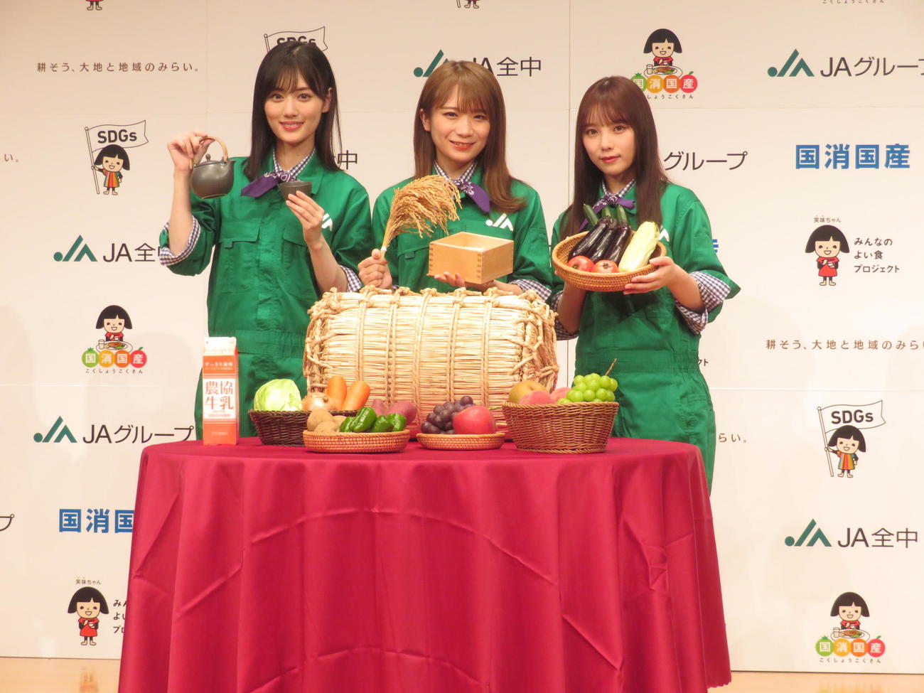 「JAグループ国消国産プロモーション」記者発表会に出席した乃木坂46。左から山下美月、秋元真夏、与田祐希（撮影・横山慧）