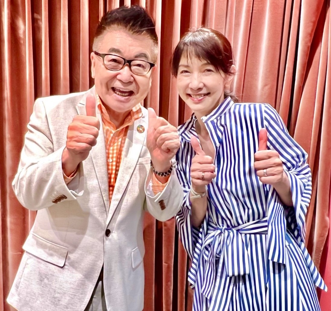 生島ヒロシ（左）と渡辺真理アナ