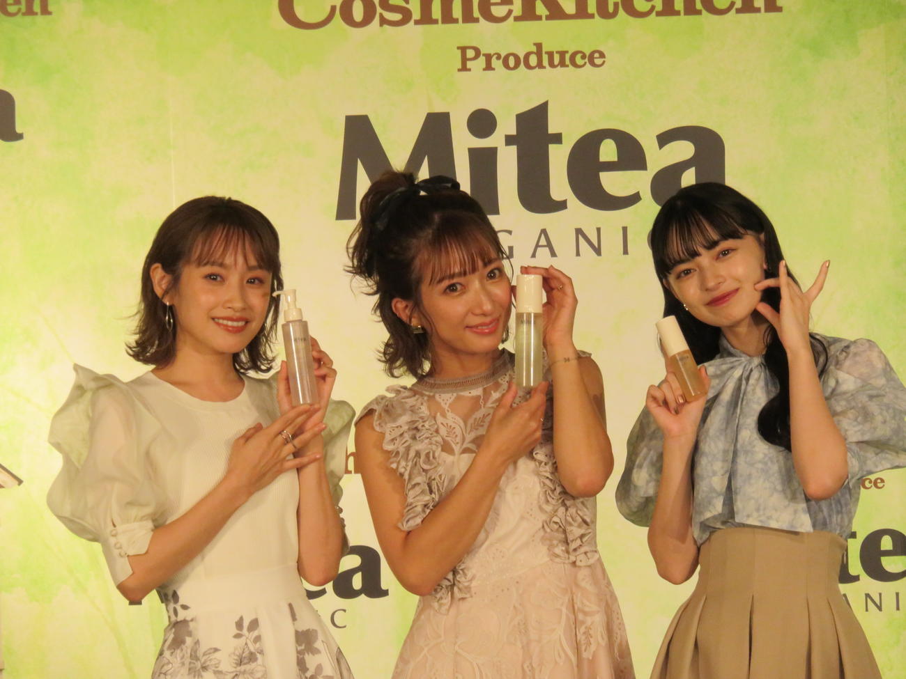 化粧品ブランド「ミティアオーガニック」の新商品発表会に出席した（左から）高橋愛、辻希美、上國料萌衣