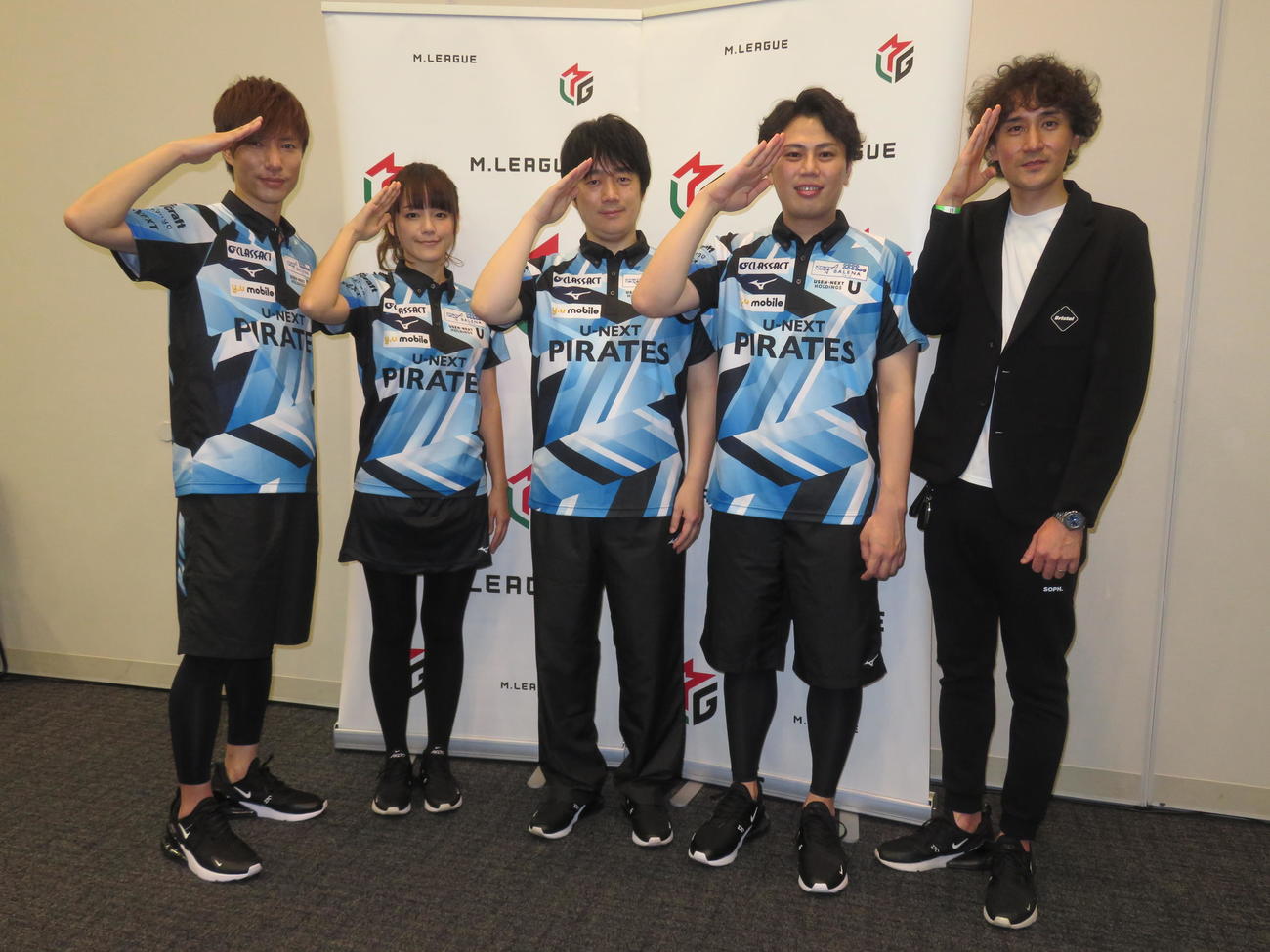 Mリーグ2022－23シーズンの開幕を迎えたU－NEXT Pirates。左から鈴木優、瑞原明奈、小林剛、仲林圭、木下尚監督（撮影・横山慧）