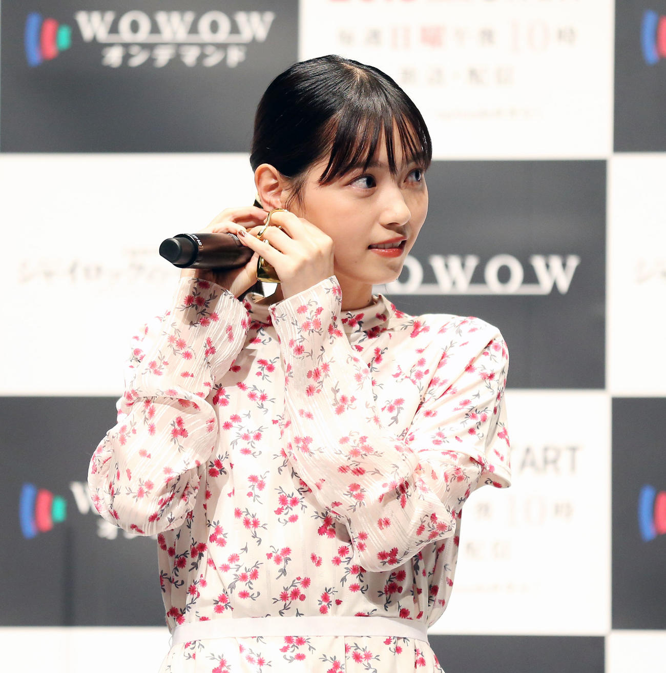 WOWOW「連続ドラマWシャイロックの子供たち」完成披露試写会で外れたイヤリングを付ける西野七瀬（撮影・宮地輝）
