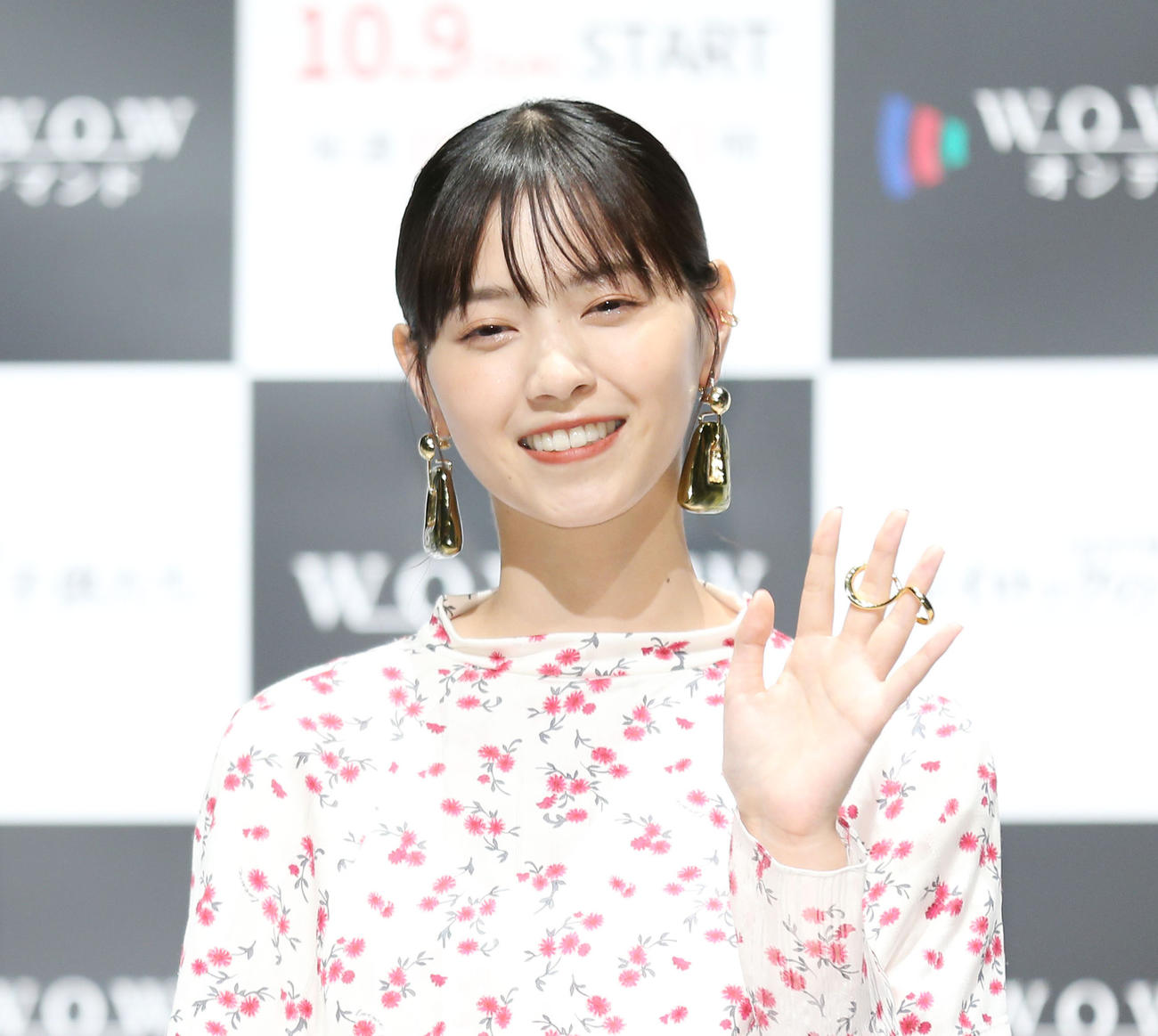 WOWOW「連続ドラマWシャイロックの子供たち」完成披露試写会に登壇し笑顔で手を振る西野七瀬（撮影・宮地輝）
