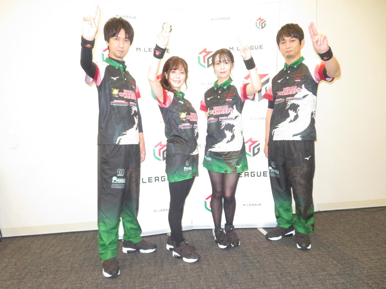 Mリーグ2022－23シーズンの開幕を迎えたKONAMI麻雀格闘倶楽部。左から佐々木寿人、高宮まり、伊達朱里紗、滝沢和典（撮影・横山慧）
