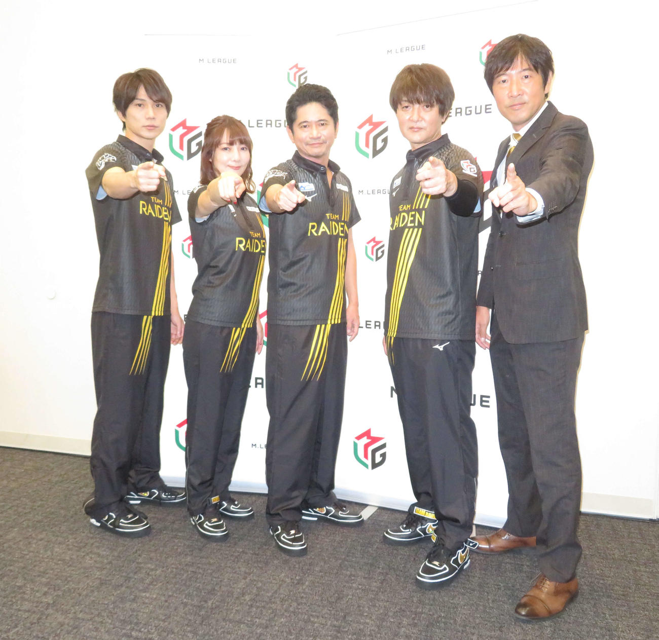 Mリーグ2022－23シーズンの開幕を迎えたTEAM RAIDEN／雷電。左から本田朋広、黒沢咲、萩原聖人、瀬戸熊直樹、高柳寛哉監督（撮影・横山慧）