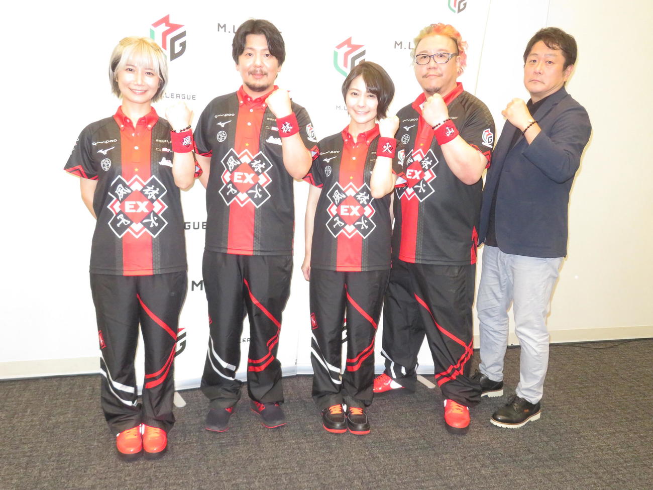 Mリーグ2022－23シーズンの開幕を迎えたEX風林火山。左から二階堂瑠美、勝又健司、二階堂亜樹、松ケ瀬隆弥、藤沢晴監督（撮影・横山慧）