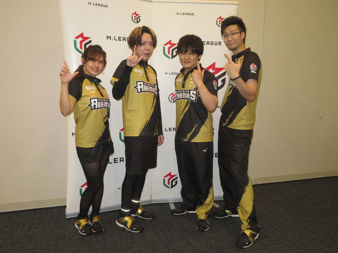 Mリーグ2022－23シーズンの開幕を迎えた渋谷ABEMAS。左から日向藍子、白鳥翔、多井隆晴、松本吉弘（撮影・横山慧）