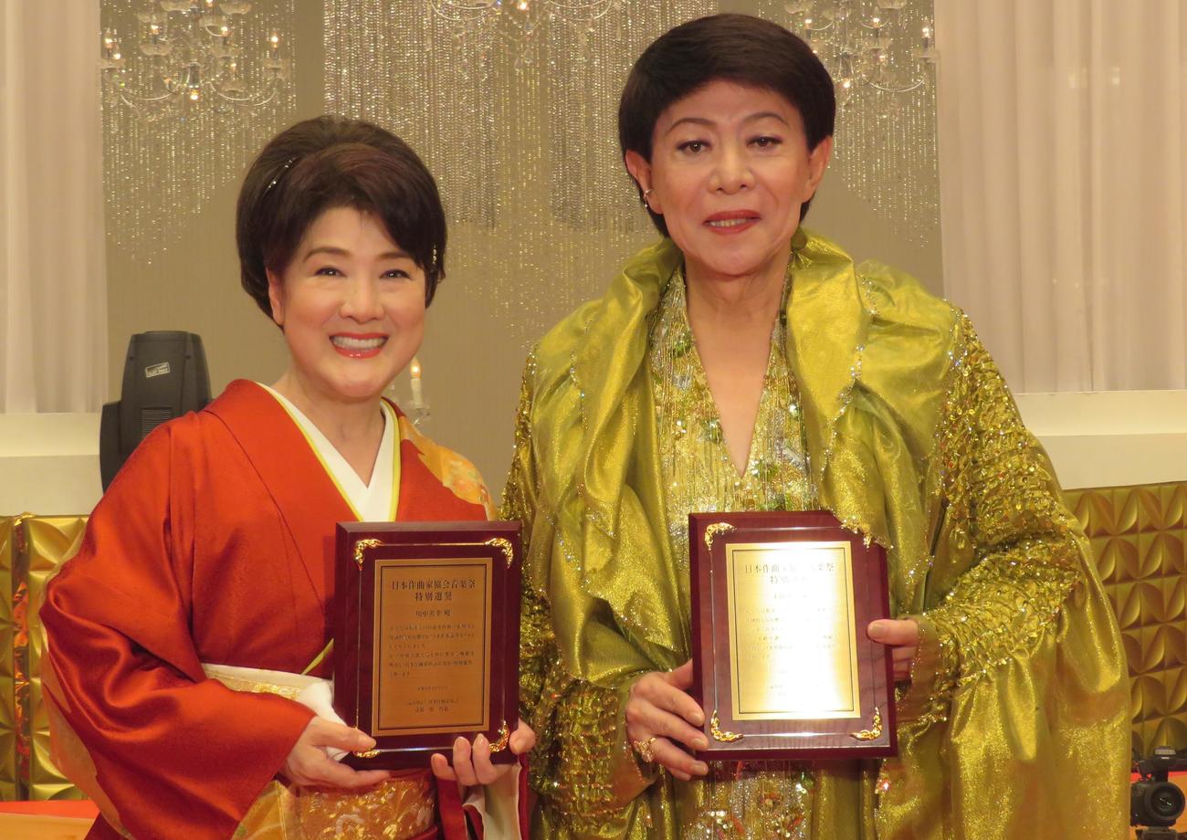 日本作曲家協会音楽祭で「特別選奨」を受賞した川中美幸と美川憲一