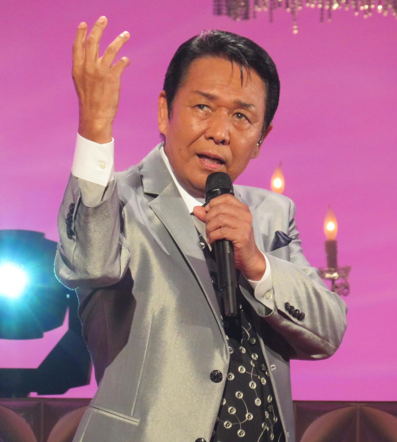 日本作曲家協会音楽祭で歌唱する山本譲二