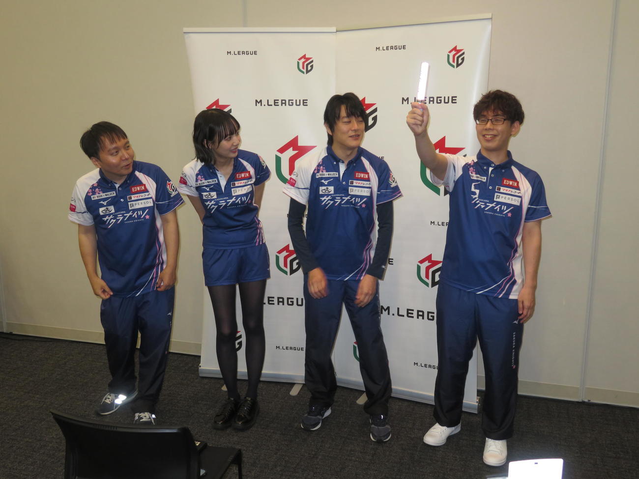 Mリーグ2022－23シーズンの開幕を迎えたKADOKAWAサクラナイツ。左から堀慎吾、岡田紗佳、内川幸太郎、渋川難波（撮影・横山慧）