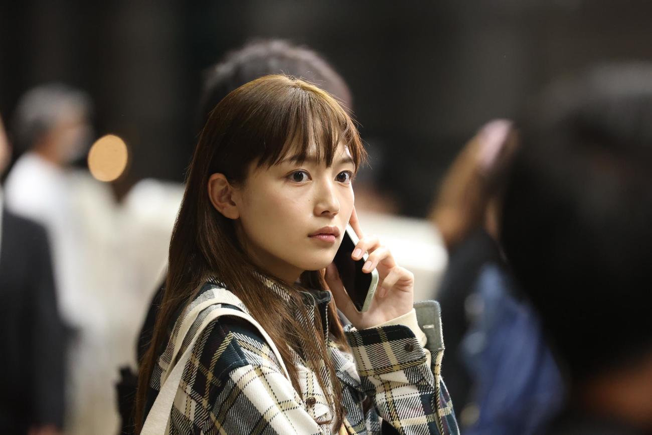 紬（川口春奈）は雑踏の中で、かつて思いを寄せた想の姿を見つけた（C）フジテレビ