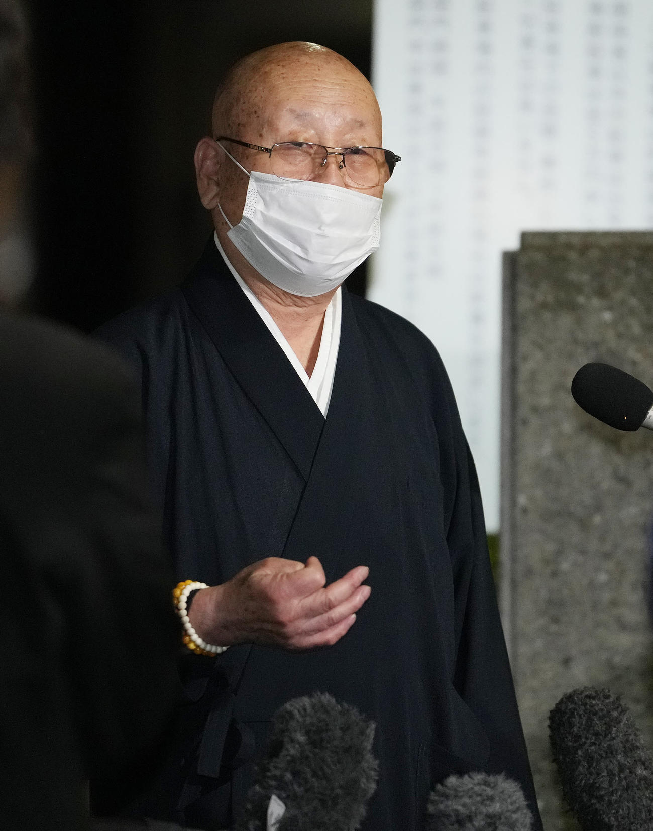 三遊亭円楽さんの通夜を終え、囲み取材に応じる釈迦（しゃか）尊寺の住職の山崎奎一さん（撮影・鈴木みどり）