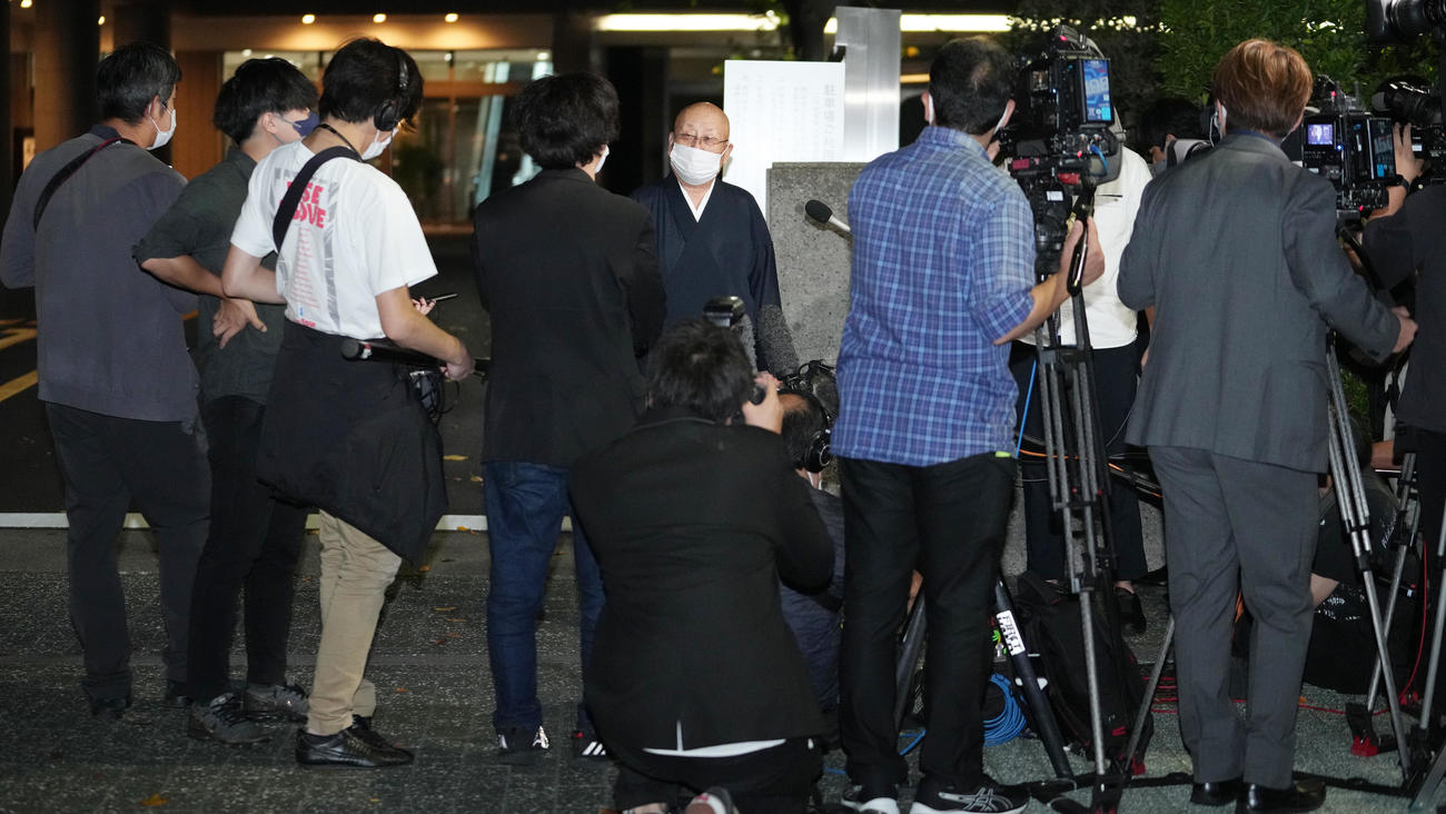 三遊亭円楽さんの通夜を終え、囲み取材に応じる釈迦（しゃか）尊寺の住職の山崎奎一さん（撮影・鈴木みどり）