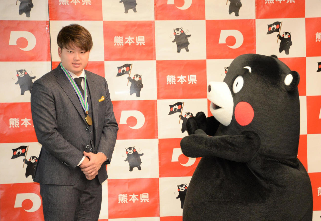 「くまもと夢づくり賞」を受賞しくまモンから金メダルを授与されるヤクルト村上宗隆（2021年12月28日撮影）