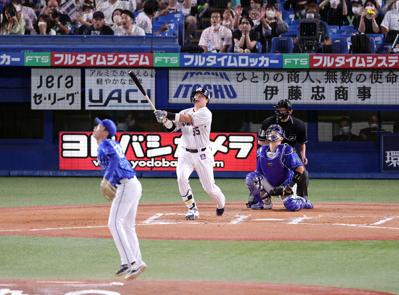 7回裏ヤクルト無死、村上は右越えに56号ソロ本塁打を放つ。投手入江（撮影・浅見桂子）