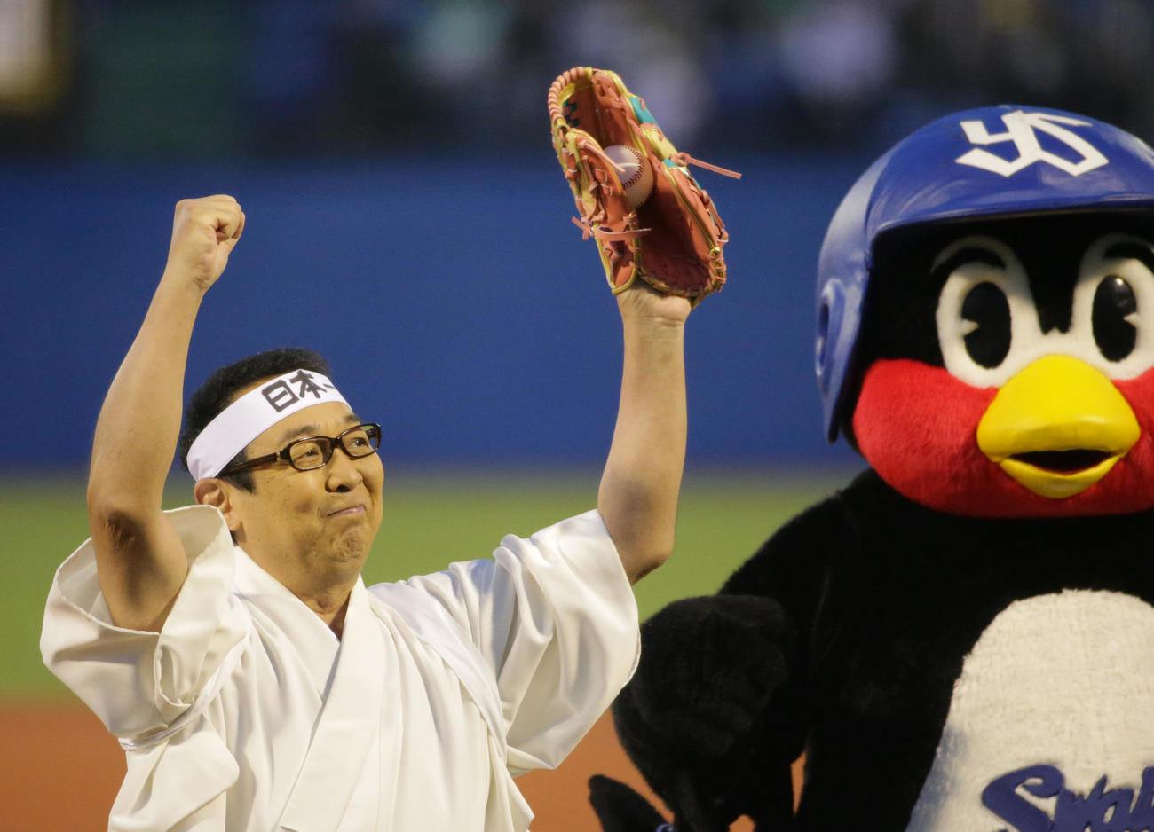 ヤクルト対阪神　始球式を行ったさだまさし（15年3月）
