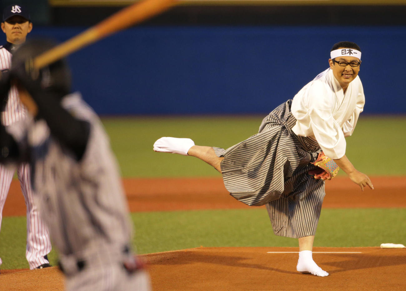 ヤクルト対阪神　始球式を行ったさだまさし（15年3月）