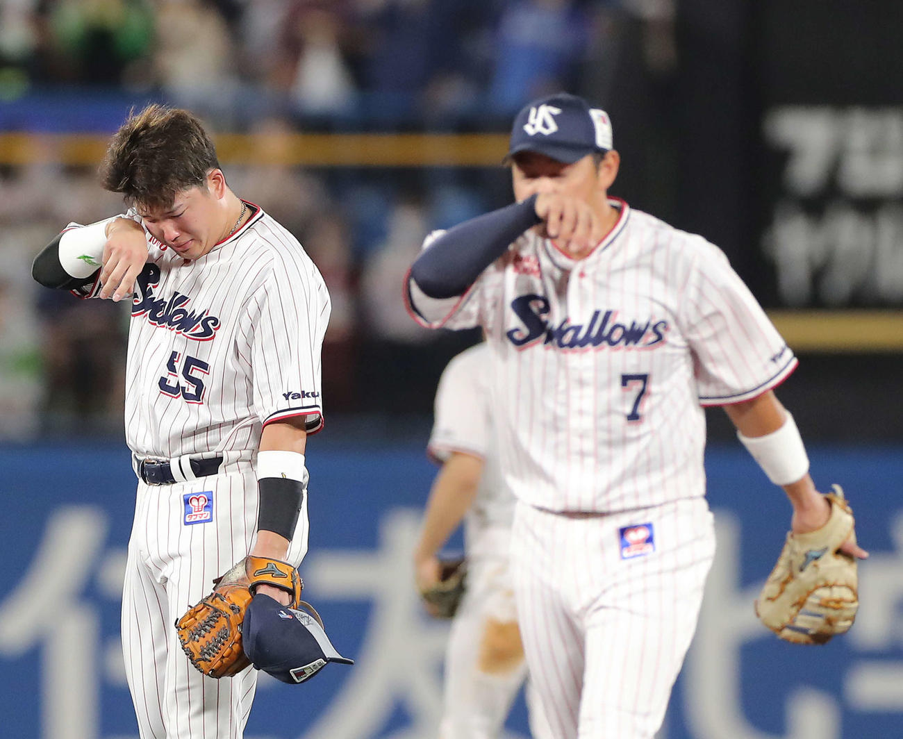 ヤクルト対DeNA 4回表、内川（手前）と坂口が交代となり目に涙を浮かべる村上（撮影・河田真司）