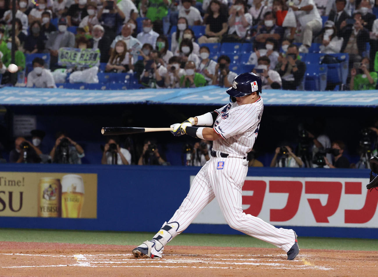 ヤクルト対DeNA 7回裏ヤクルト無死、56号ソロ本塁打を放つ村上（撮影・狩俣裕三）