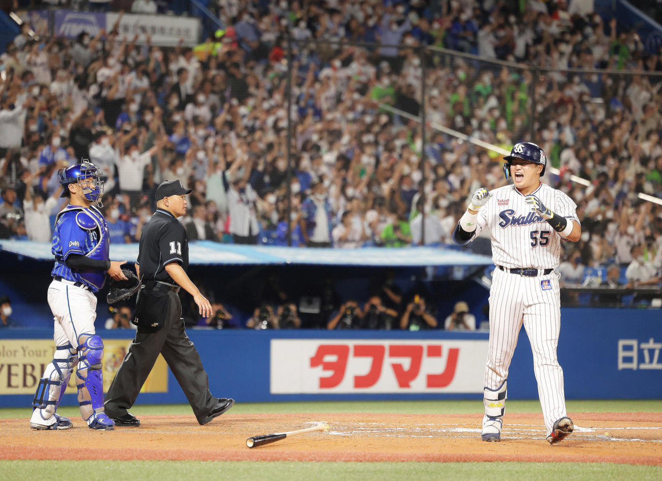 ヤクルト対DeNA 7回裏ヤクルト無死、右越えに56号となるソロ本塁打を放ち、ベンチに向かいガッツポーズで満面の笑顔を見せる村上（撮影・河田真司）
