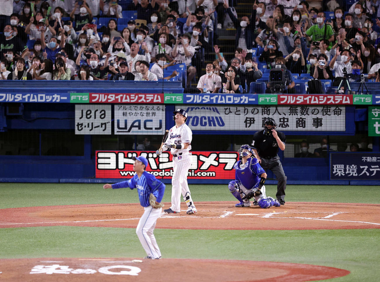 ヤクルト対DeNA 7回裏ヤクルト無死、村上は右越えに56号ソロ本塁打を放ち笑顔で打球を見つめる。投手入江（撮影・浅見桂子）