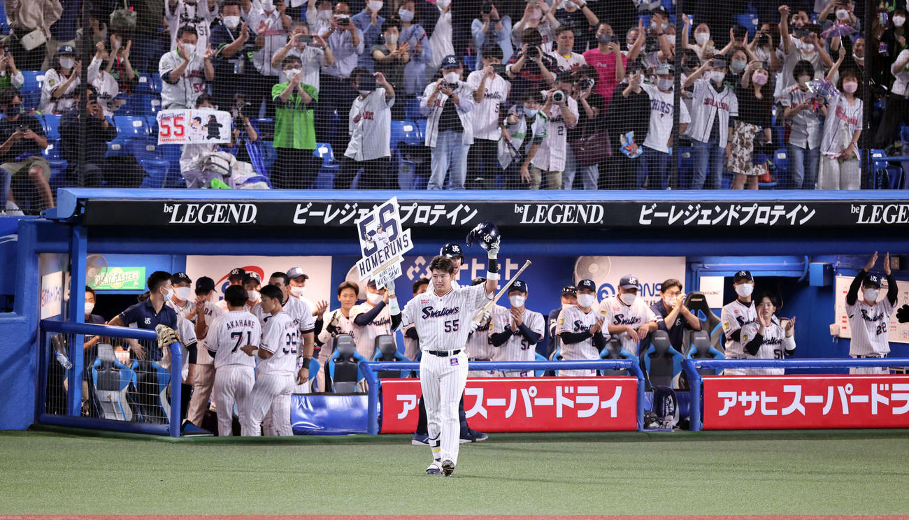 ヤクルト対DeNA 7回裏ヤクルト無死、村上は右越えに56号ソロ本塁打を放ち、喜ぶファンとベンチをせにボードを掲げる（撮影・浅見桂子）