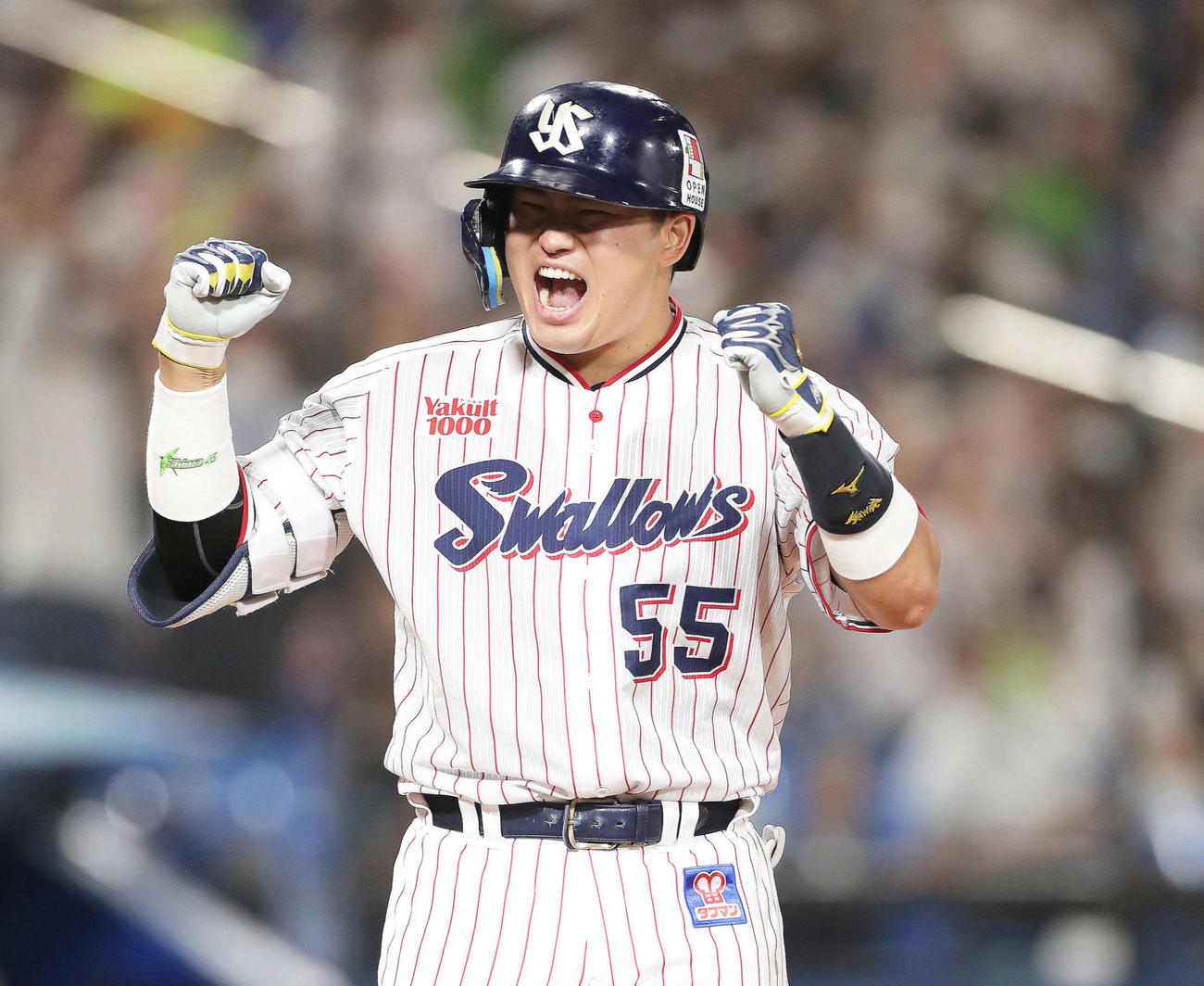 7回裏ヤクルト無死、右越えに56号ソロ本塁打を放った村上はベンチに向かい確信のガッツポーズ（撮影・河田真司）