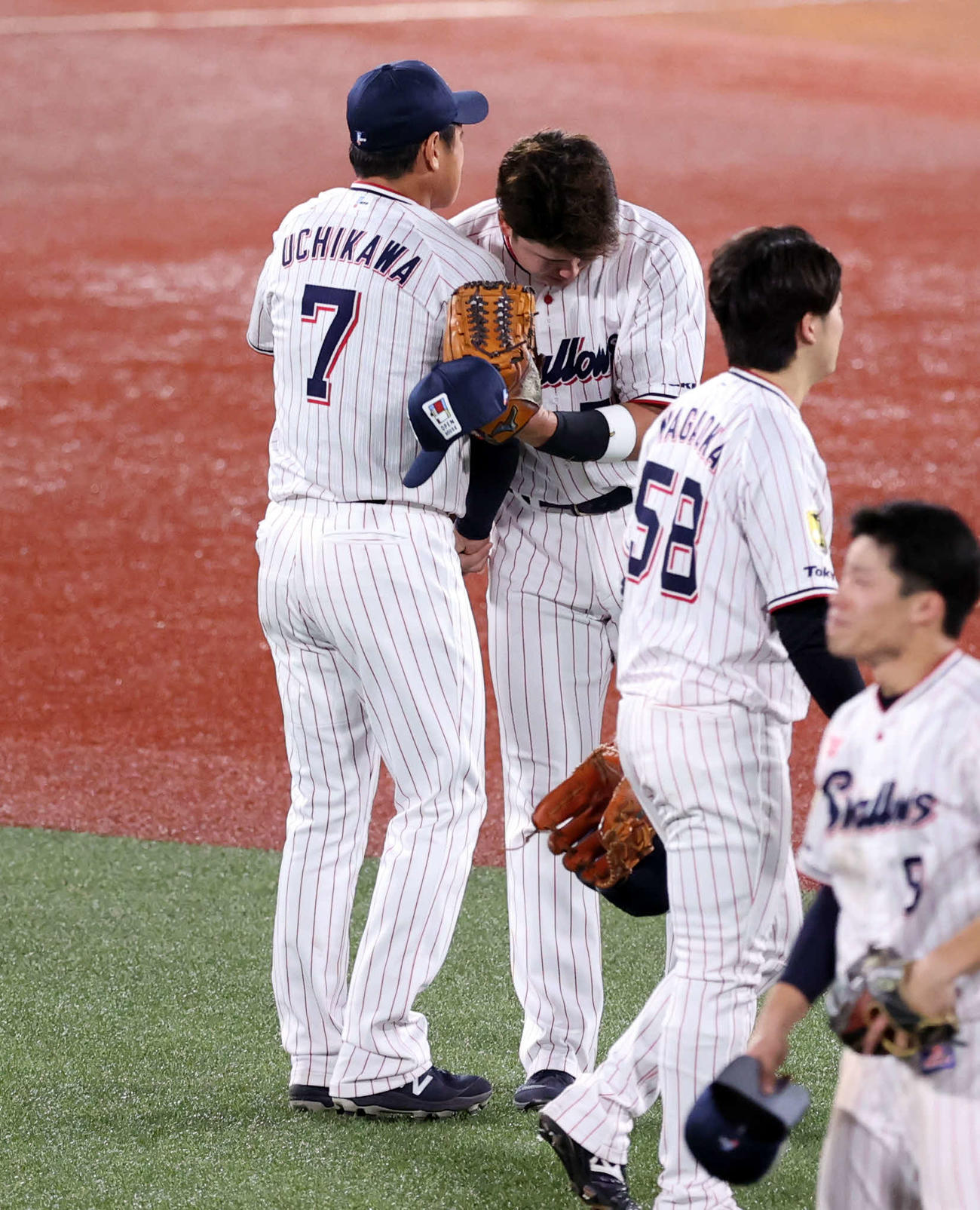 ヤクルト対DeNA 4回表DeNA無死、打者牧の前、交代する内川（左）と抱擁する村上（撮影・浅見桂子）
