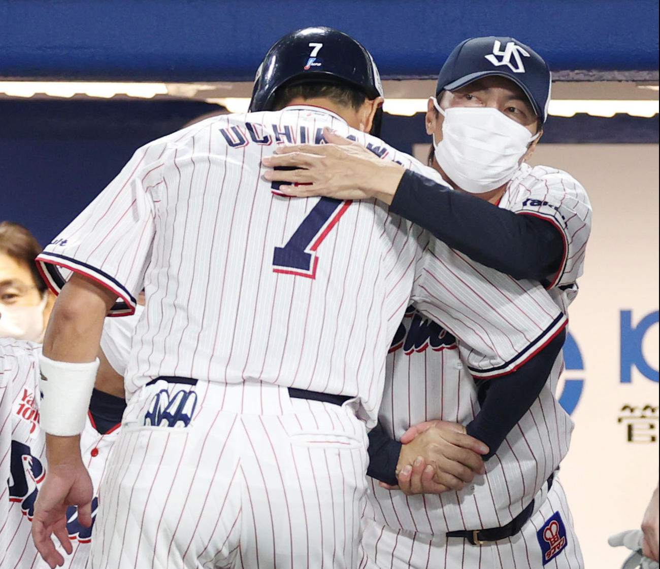 ヤクルト対DeNA 3回裏ヤクルト1死二、三塁、キブレハンの3点本塁打で生還した内川（左）を抱き締める高津監督（撮影・狩俣裕三）