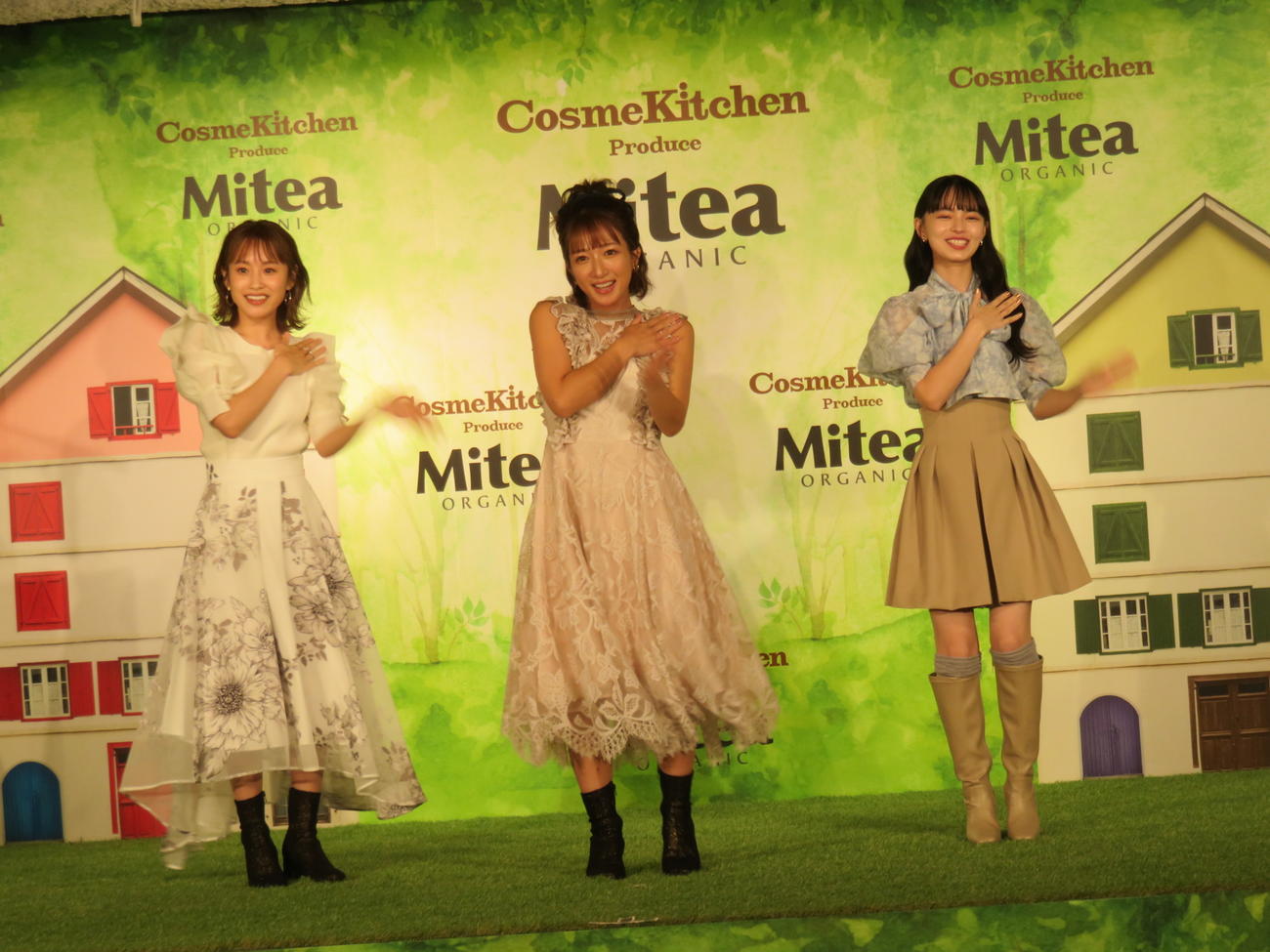 化粧品ブランド「ミティアオーガニック」の新商品発表会に出席した（左から）高橋愛、辻希美、上國料萌衣