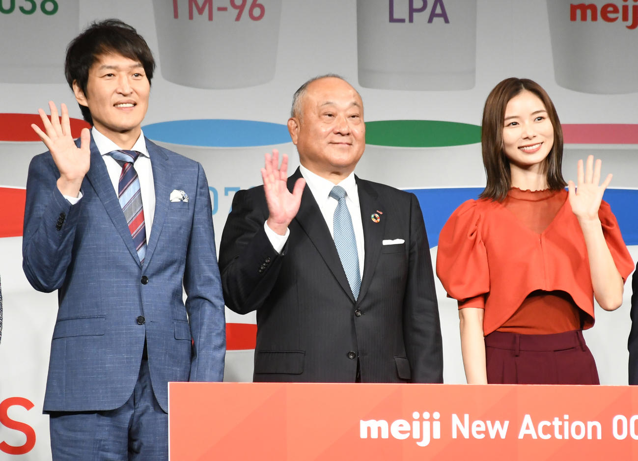 「明治が切り拓く『ヨーグルト新時代』」記者発表会に出席した千原ジュニア（左）と朝日奈央（右）。中央は明治の松田克也社長（撮影・大友陽平）