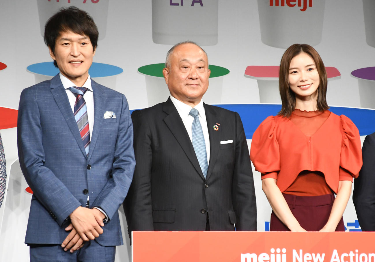 「明治が切り拓く『ヨーグルト新時代』」記者発表会に出席した千原ジュニア（左）と朝日奈央（右）。中央は明治の松田克也社長（撮影・大友陽平）