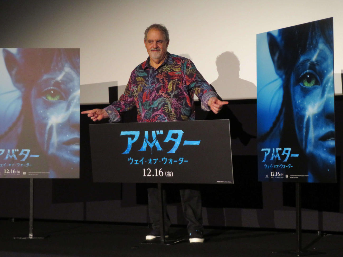 「アバター：ウェイ・オブ・ウォーター」新作映像プレゼンテーションに登壇したプロデューサーのジョン・ランドー氏（撮影・村上幸将）