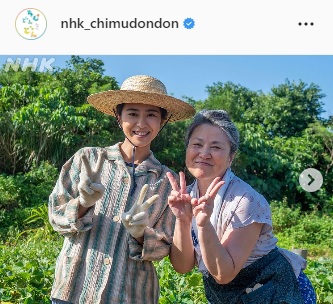 黒島結菜（左）ときゃんひとみがダブルピースでツーショット（「ちむどんどん」のインスタグラムより）