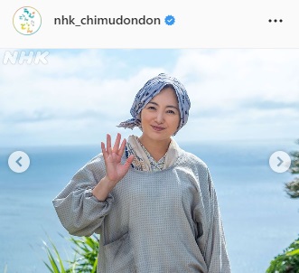 笑顔で手を振る仲間由紀恵（「ちむどんどん」のインスタグラムより）
