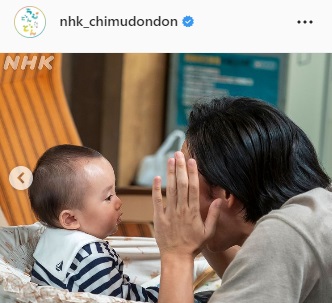 赤ちゃんをあやす竜星涼（「ちむどんどん」のインスタグラムより）