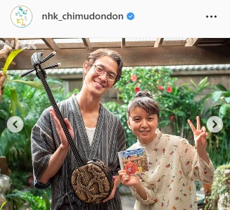 老けメークでツーショットの宮沢氷魚と上白石萌歌（「ちむどんどん」のインスタグラムより）