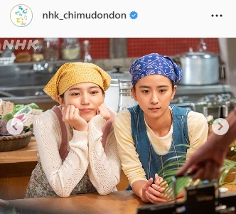 一点を見つめる川口春奈（左）と黒島結菜（「ちむどんどん」のインスタグラムより）