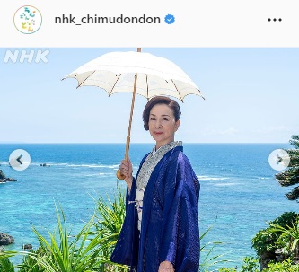 日傘を差す原田美枝子（「ちむどんどん」のインスタグラムより）