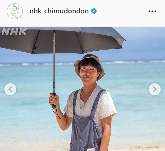 日傘を差す松原正隆（「ちむどんどん」のインスタグラムより）