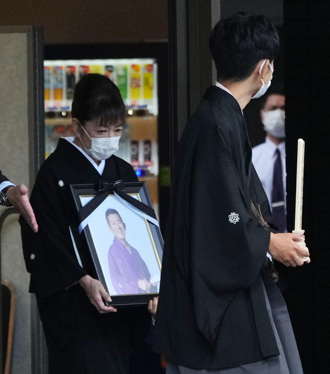 三遊亭円楽さんの出棺の際に位牌（いはい）を持つ会一太郎（右）。後方は遺影を手にする妻（撮影・横山健太）