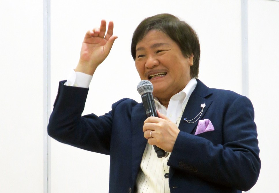 「シニアしごとEXPO」でライブ＆トークショーを行った堀内孝雄