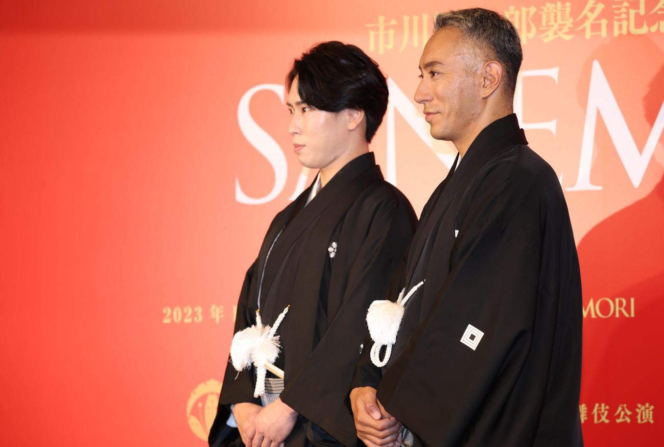 新春歌舞伎公演「SANEMORI」の製作発表記者会見で記念撮影するSnow Man宮舘涼太（左）と市川海老蔵（撮影・狩俣裕三）