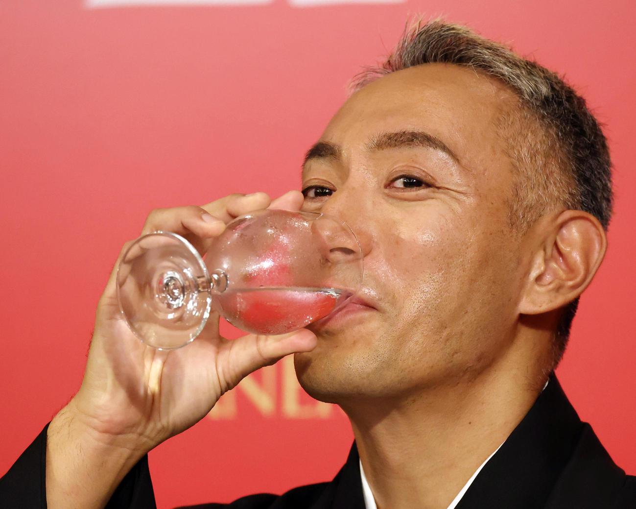 新春歌舞伎公演「SANEMORI」の製作発表記者会見中、報道陣の質問を聞きながら水を飲む市川海老蔵（撮影・狩俣裕三）