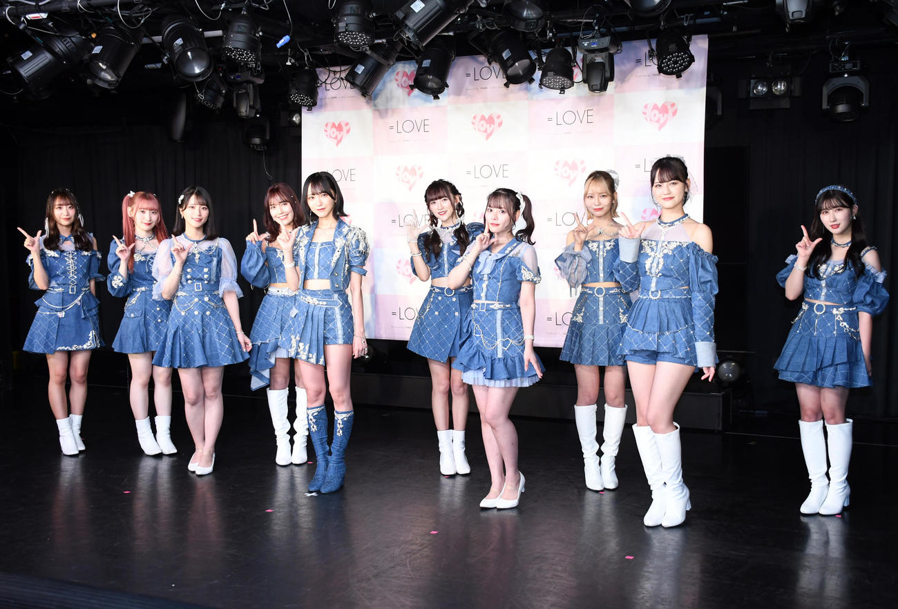 最新シングル「Be Selfish」発売記者発表会を行った＝LOVE。前列左から佐々木舞香、野口衣織、齊藤なぎさ、高松瞳、後列左から瀧脇笙古、齋藤樹愛羅、諸橋沙夏、音嶋莉沙、大場花菜、山本杏奈（撮影・大友陽平）