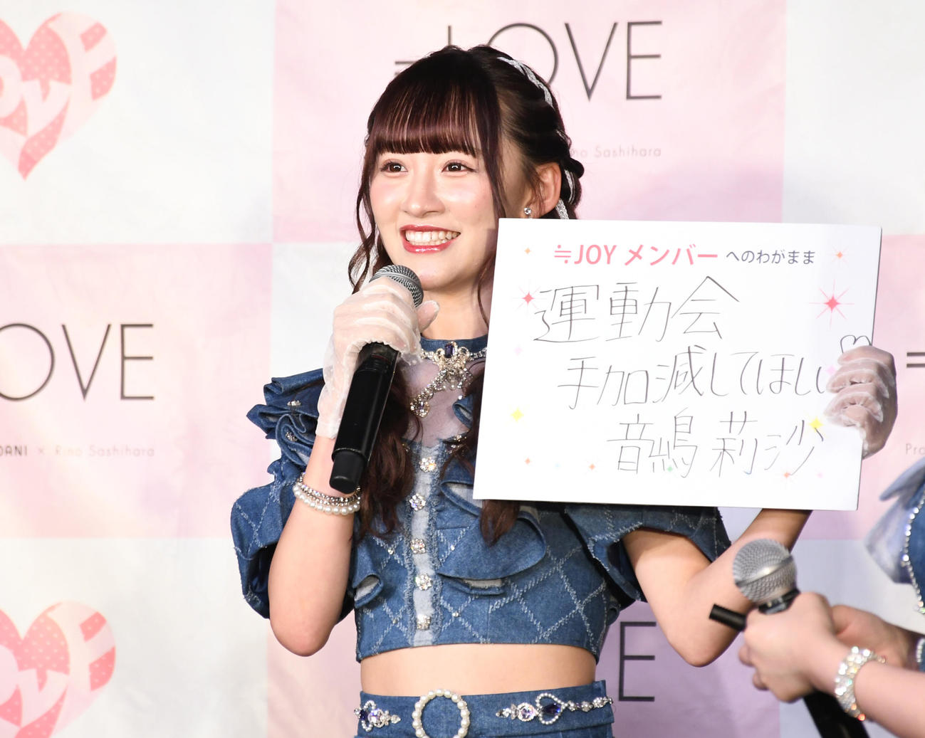 最新シングル「Be Selfish」発売記者発表会でトークする＝LOVE音嶋莉沙（撮影・大友陽平）