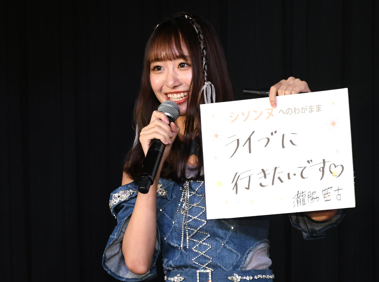 最新シングル「Be Selfish」発売記者発表会でトークする＝LOVE瀧脇笙古（撮影・大友陽平）